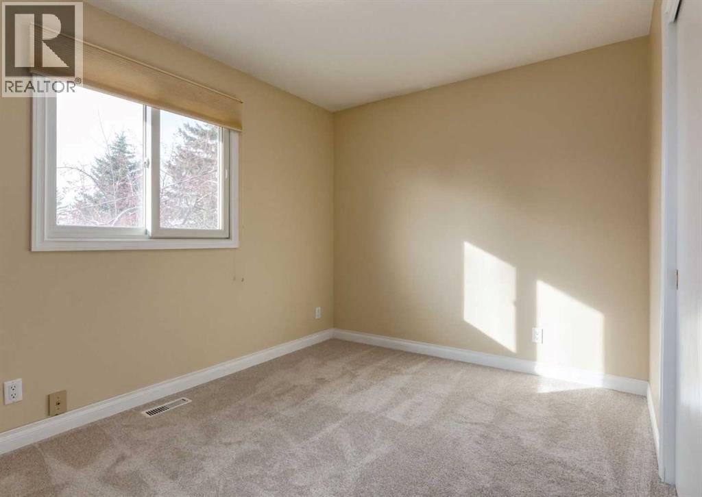 Single Family House 4 Level for Sale in  Southdale Road SW Southwood Calgary 