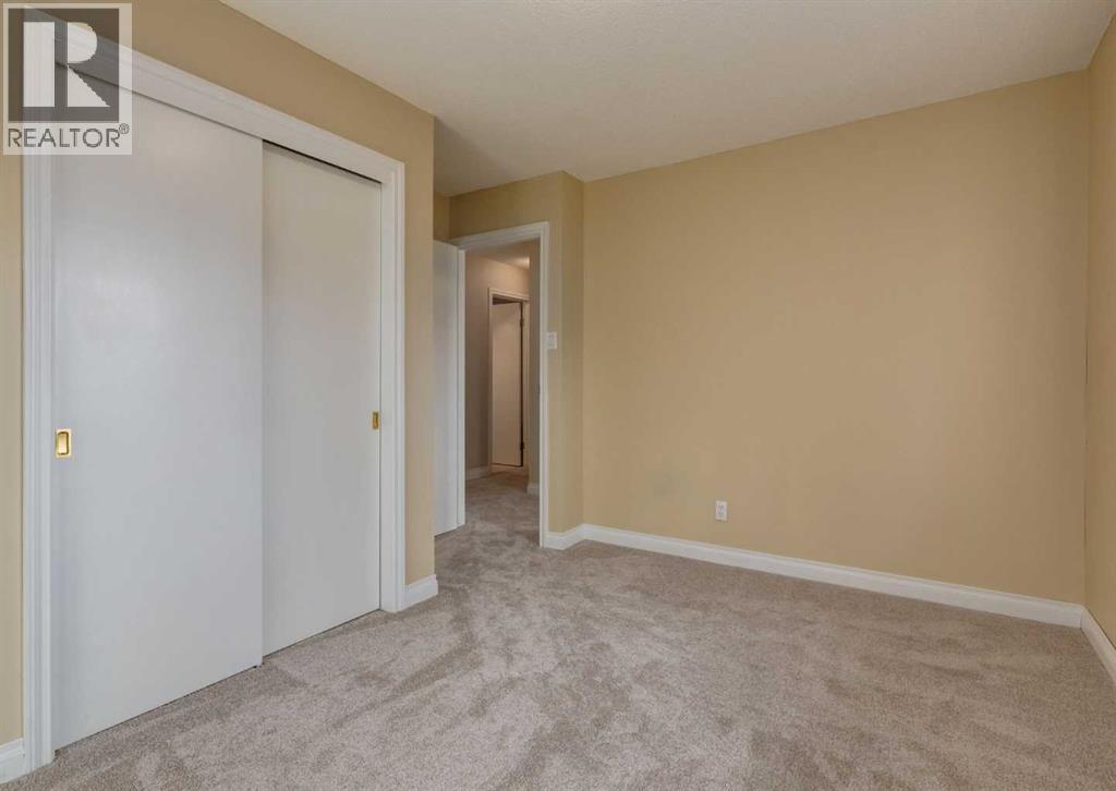 Single Family House 4 Level for Sale in  Southdale Road SW Southwood Calgary 