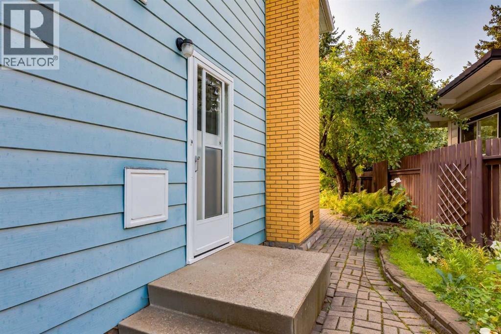 Single Family House 4 Level for Sale in  Southdale Road SW Southwood Calgary 