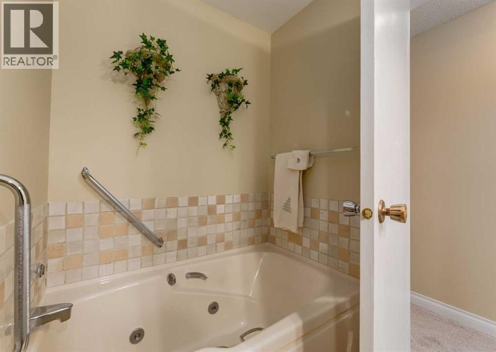 Single Family House 4 Level for Sale in  Southdale Road SW Southwood Calgary 