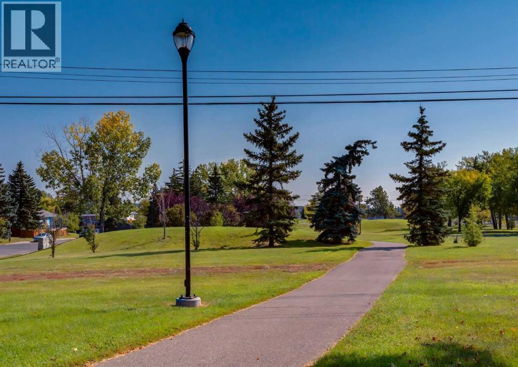 Single Family House 4 Level for Sale in  Southdale Road SW Southwood Calgary 