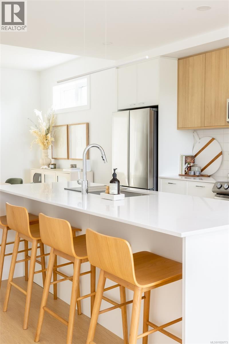 TH10 3450 Whittier Ave, Saanich