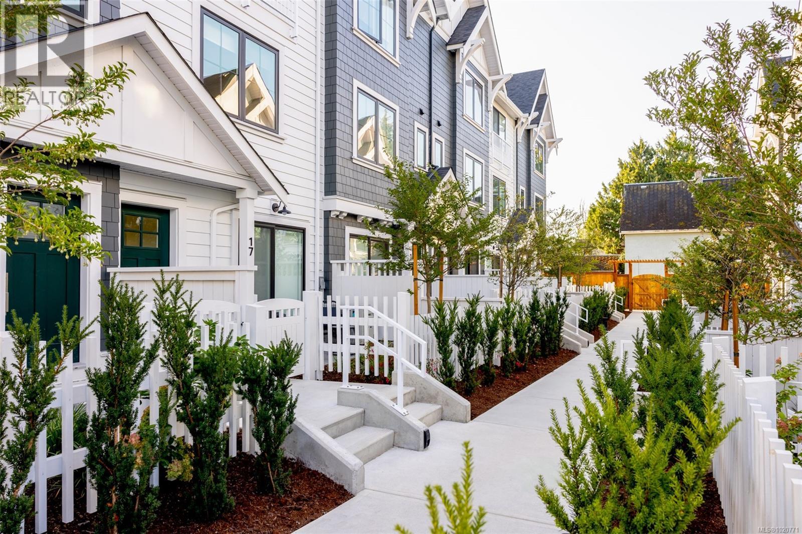 TH8 3450 Whittier Ave, Saanich