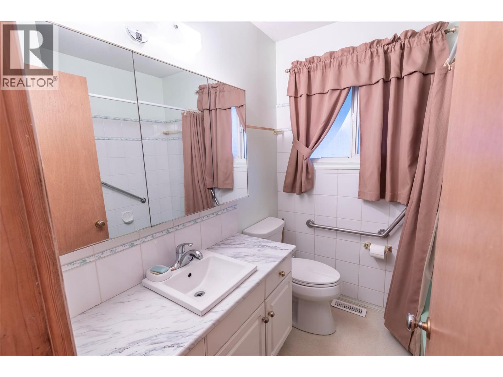  2619 Lakeshore Road, Vernon