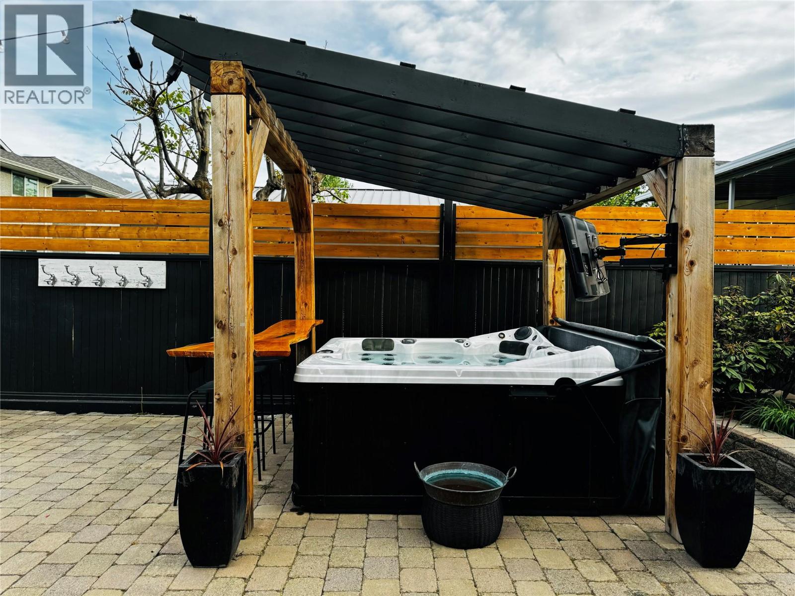  98 Dauphin Avenue, Penticton