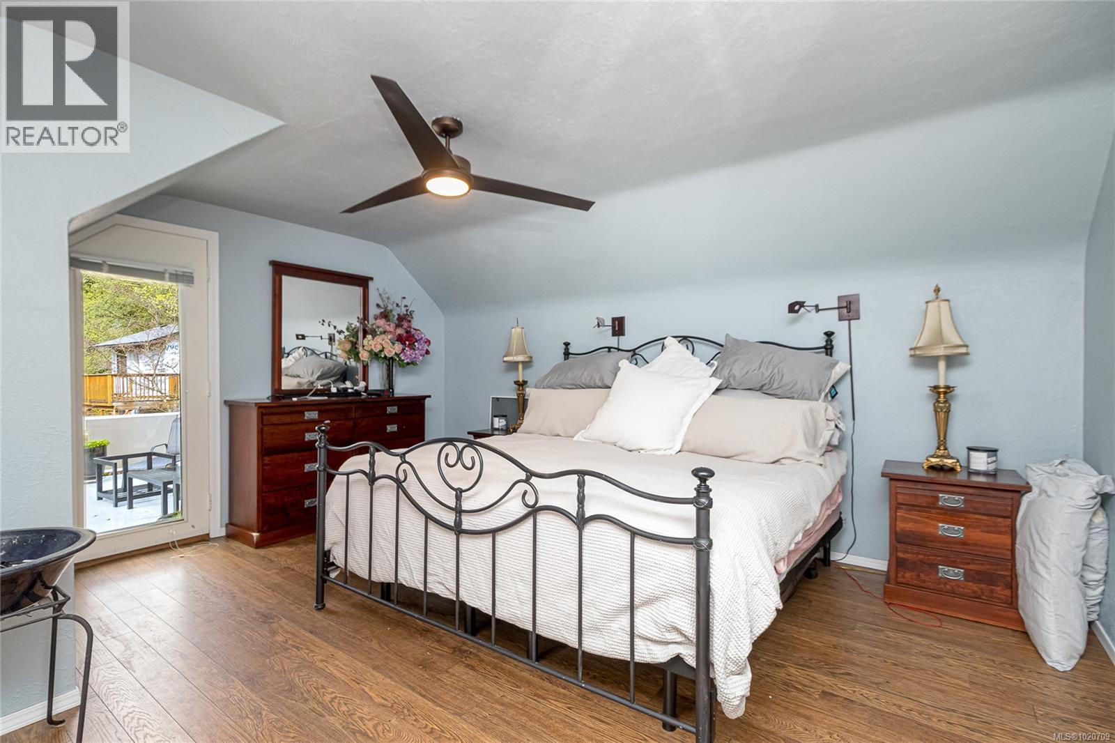 5182 Santa Clara Ave, Saanich