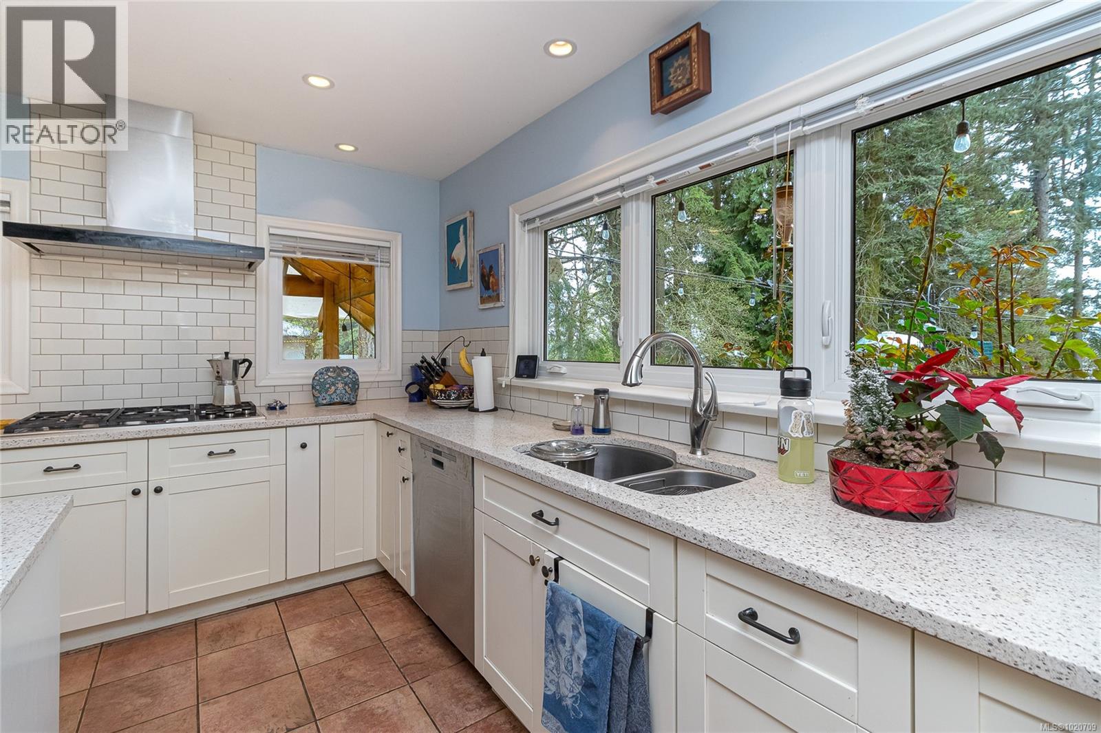 5182 Santa Clara Ave, Saanich