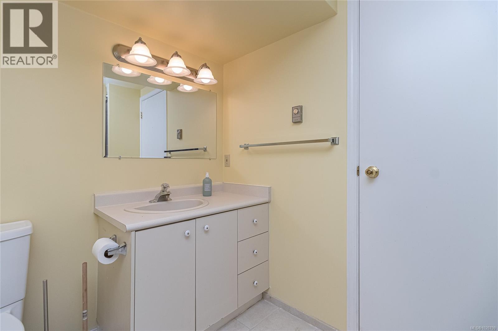 5182 Santa Clara Ave, Saanich