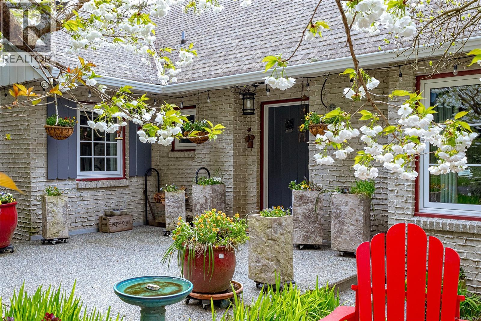 5182 Santa Clara Ave, Saanich