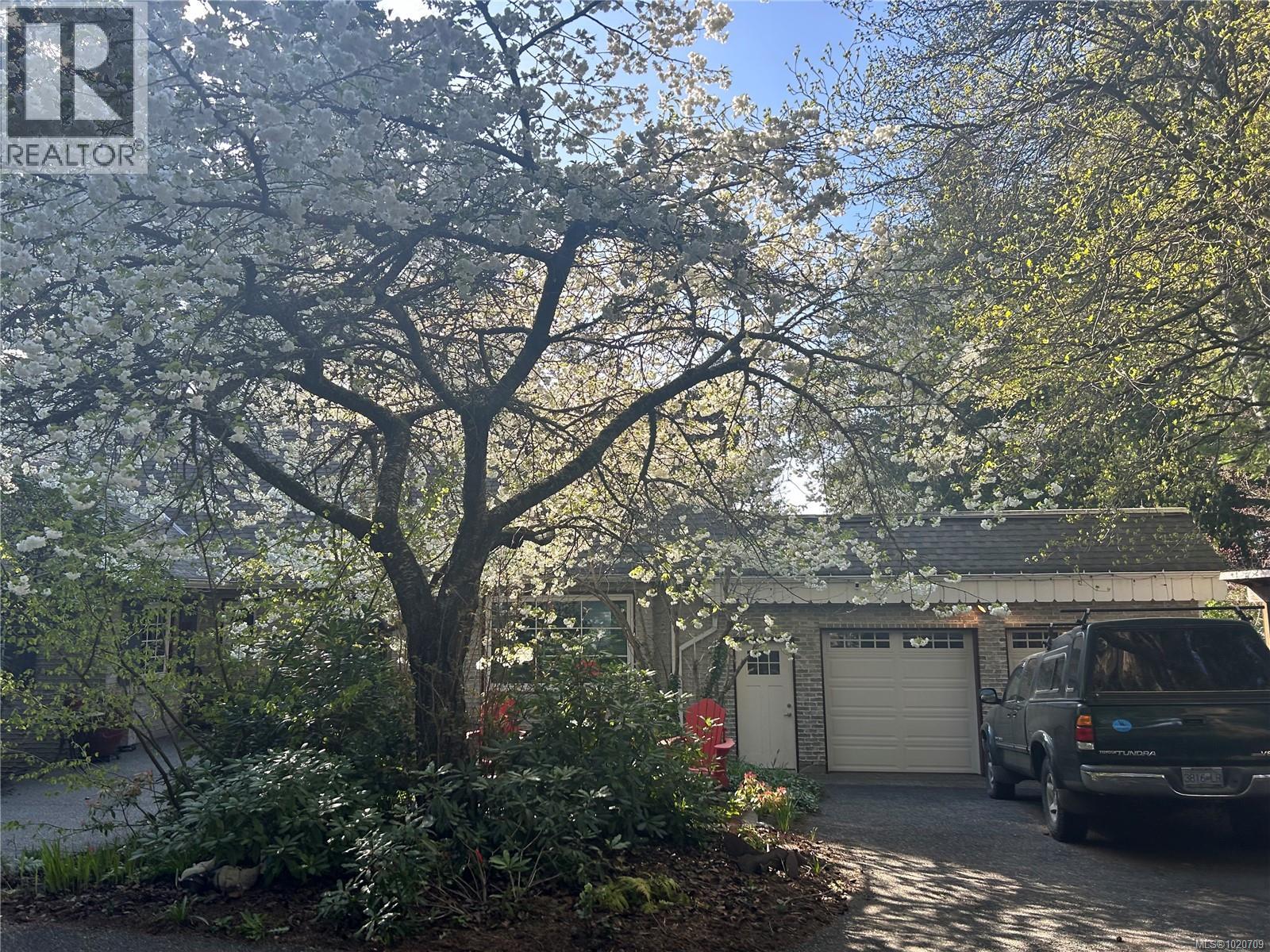 5182 Santa Clara Ave, Saanich