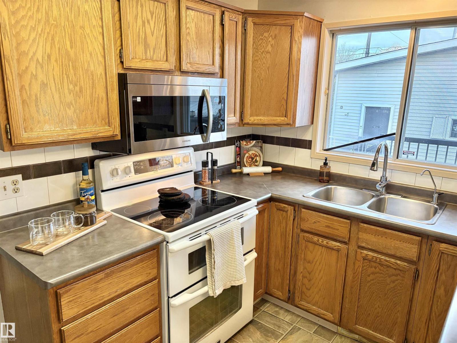 12231 44 ST NW NW, Edmonton