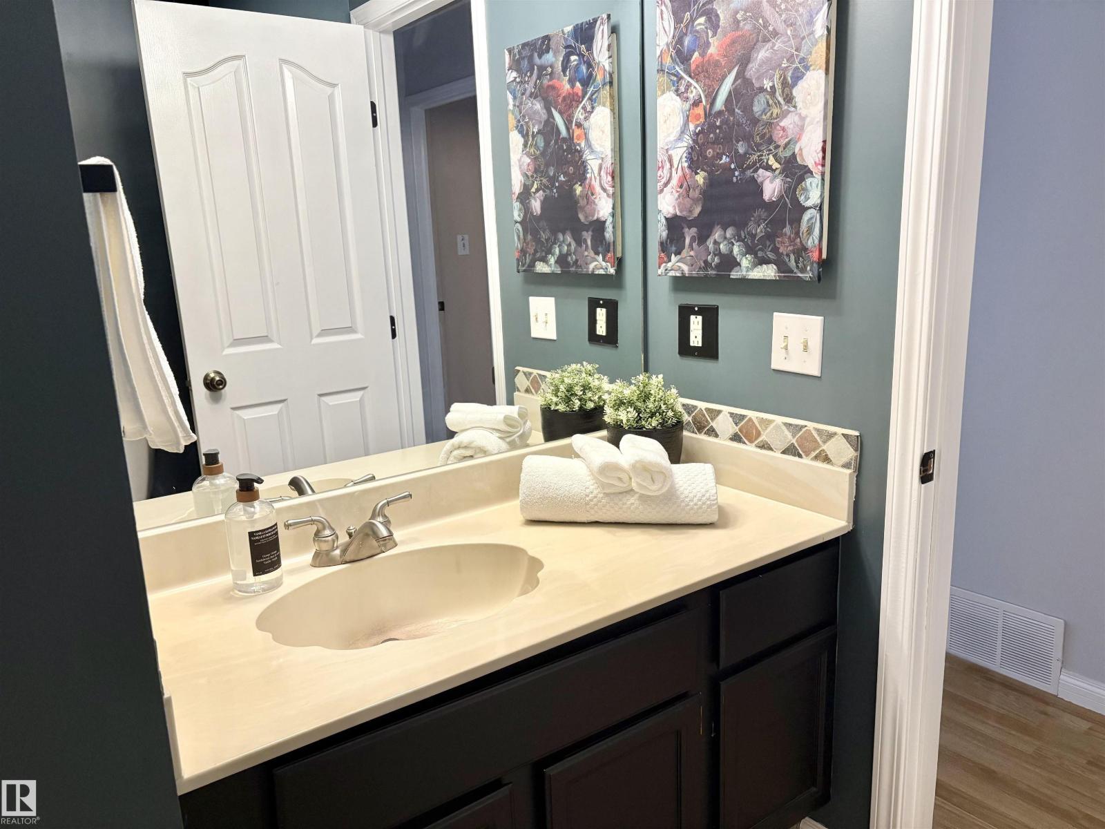 12231 44 ST NW NW, Edmonton