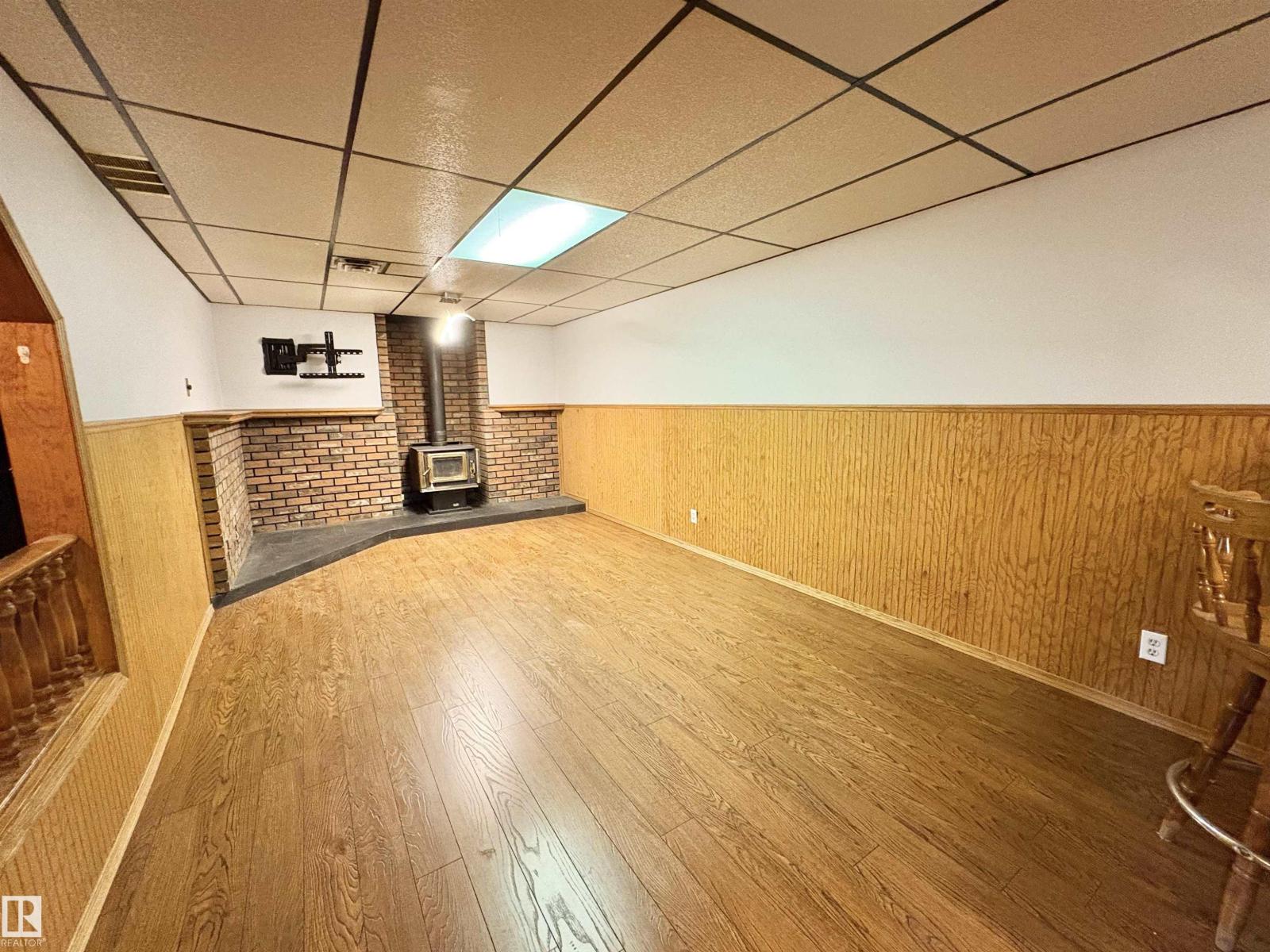 12231 44 ST NW NW, Edmonton