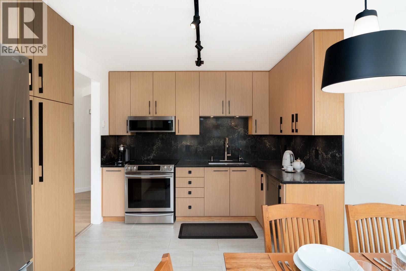 418 10 Paul Kane Place, Victoria