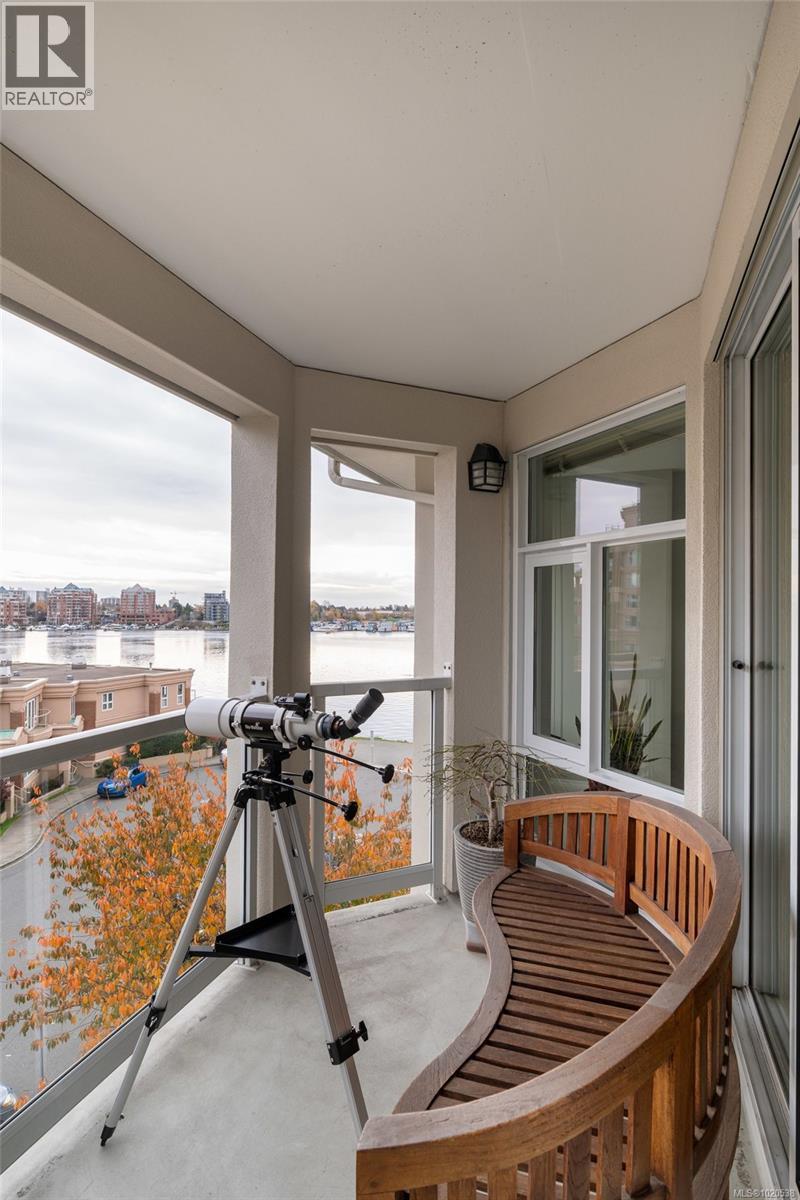 418 10 Paul Kane Place, Victoria