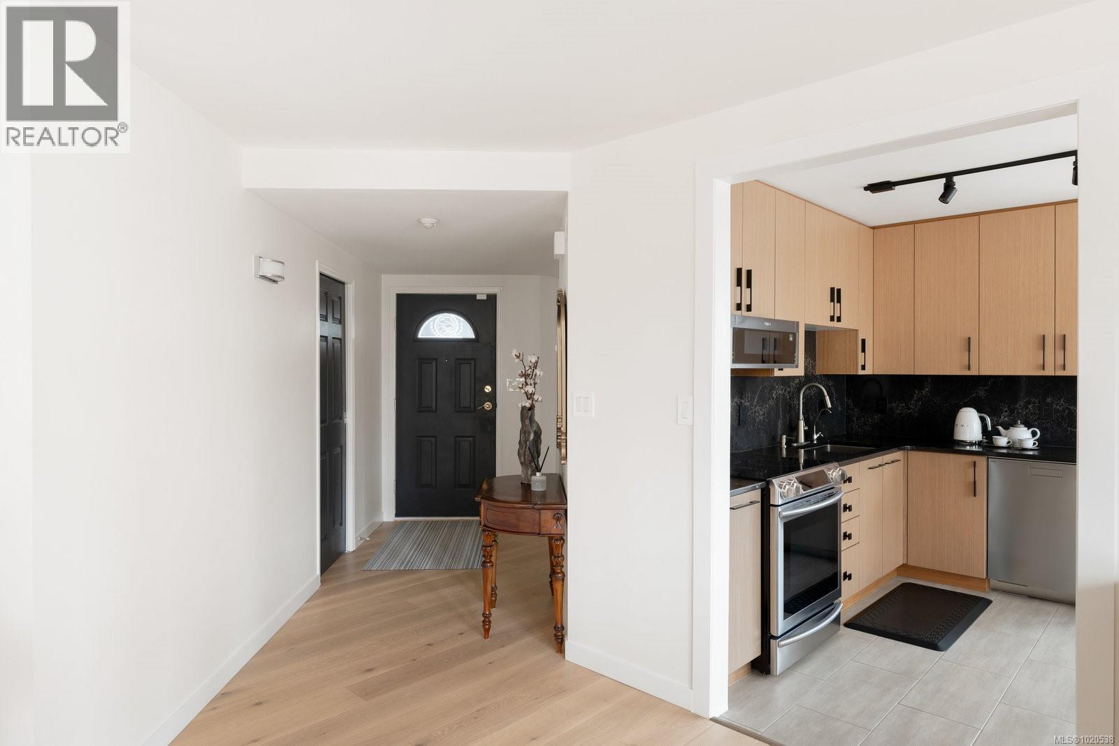 418 10 Paul Kane Place, Victoria