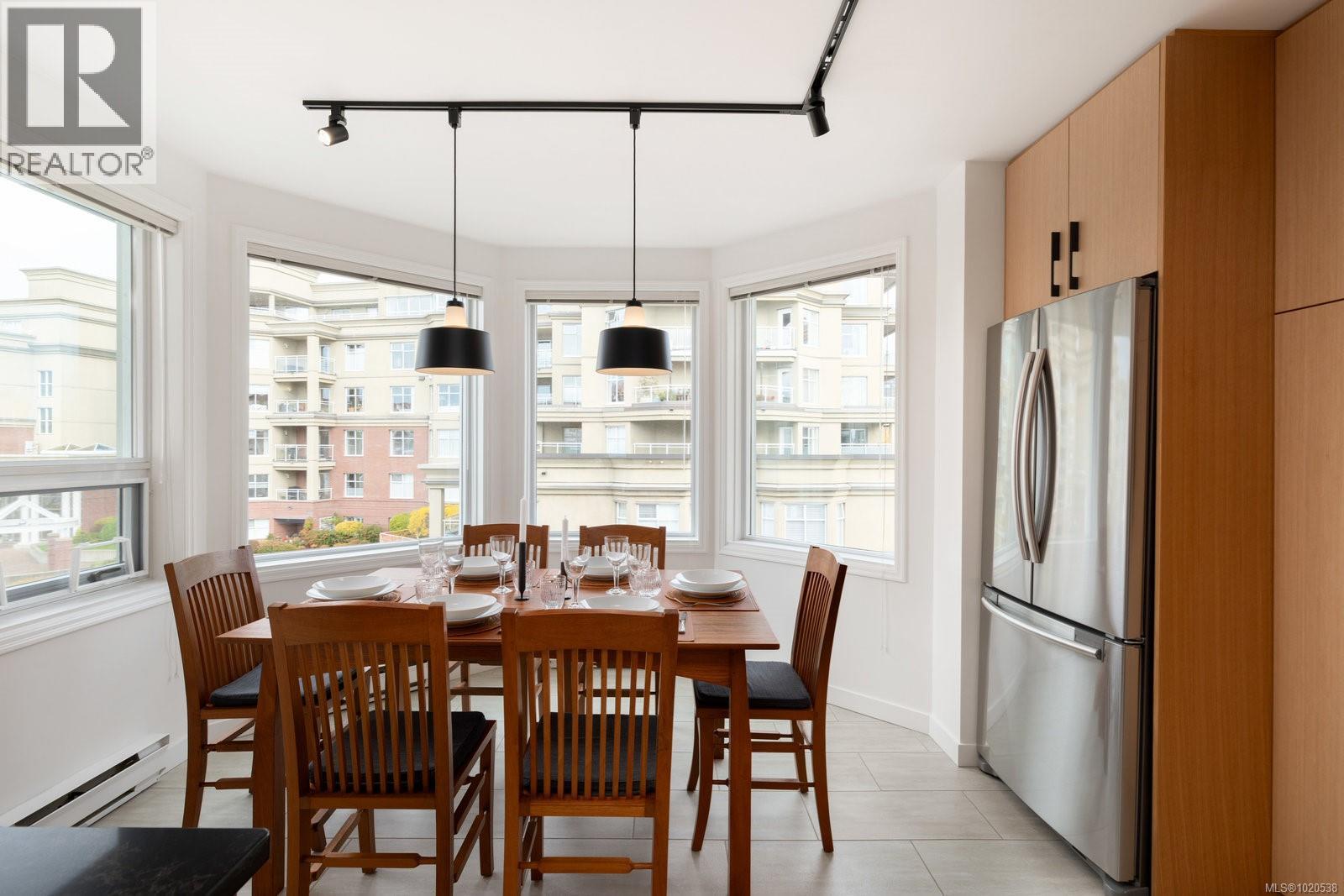 418 10 Paul Kane Place, Victoria