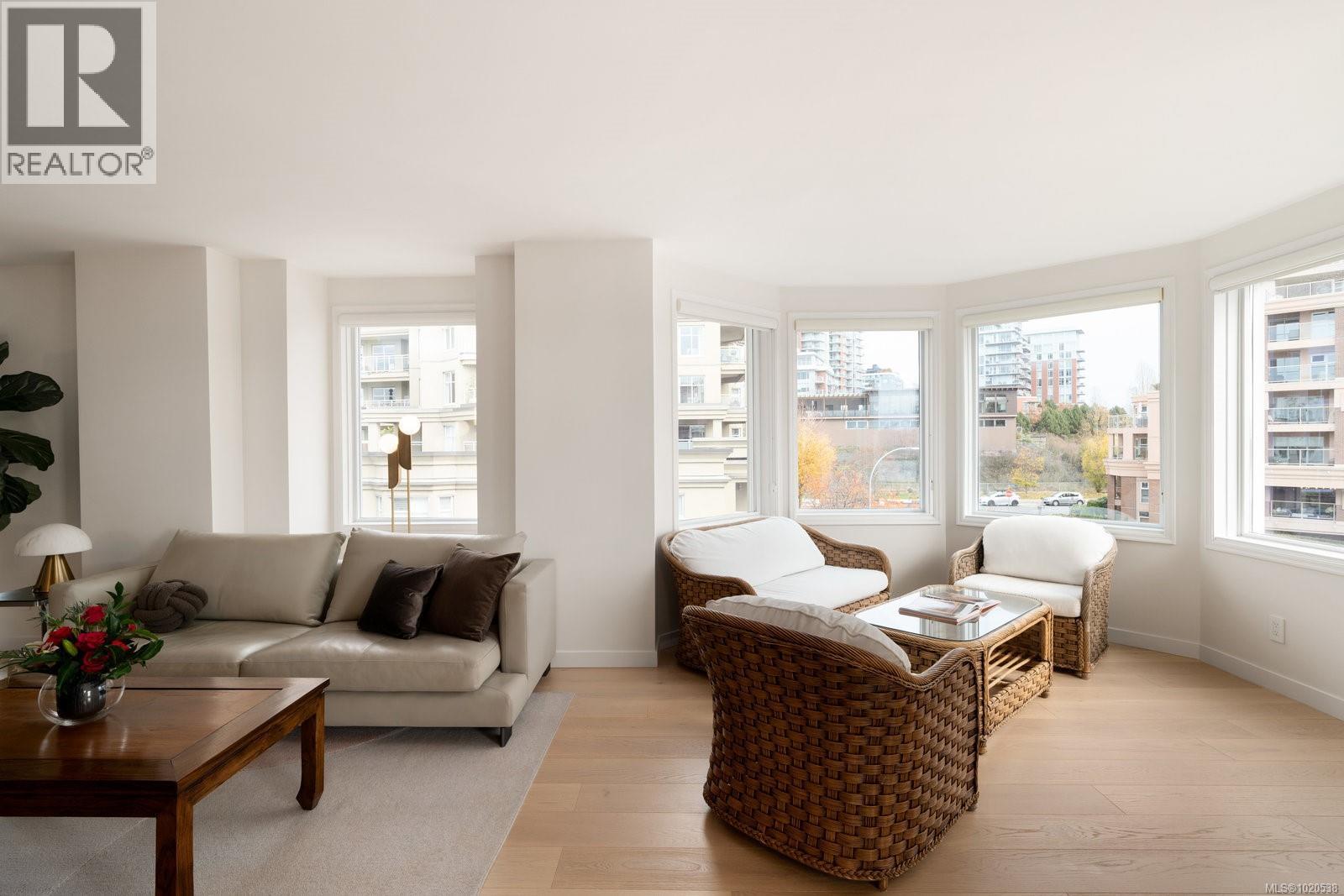 418 10 Paul Kane Place, Victoria