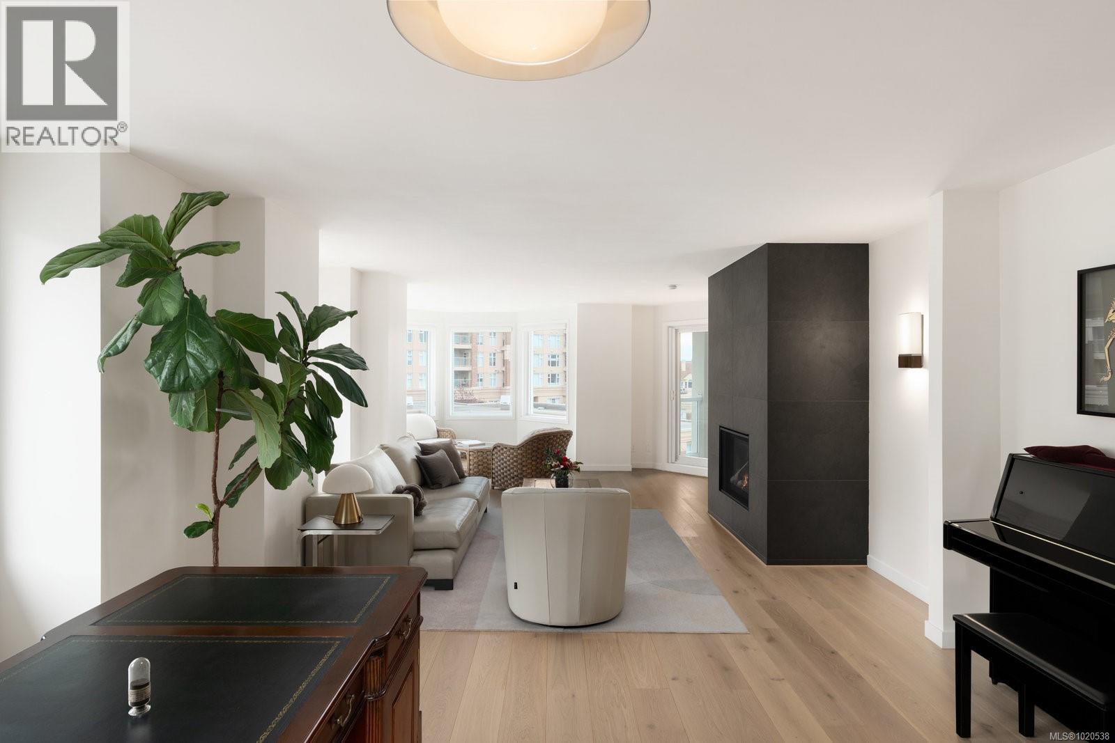 418 10 Paul Kane Place, Victoria