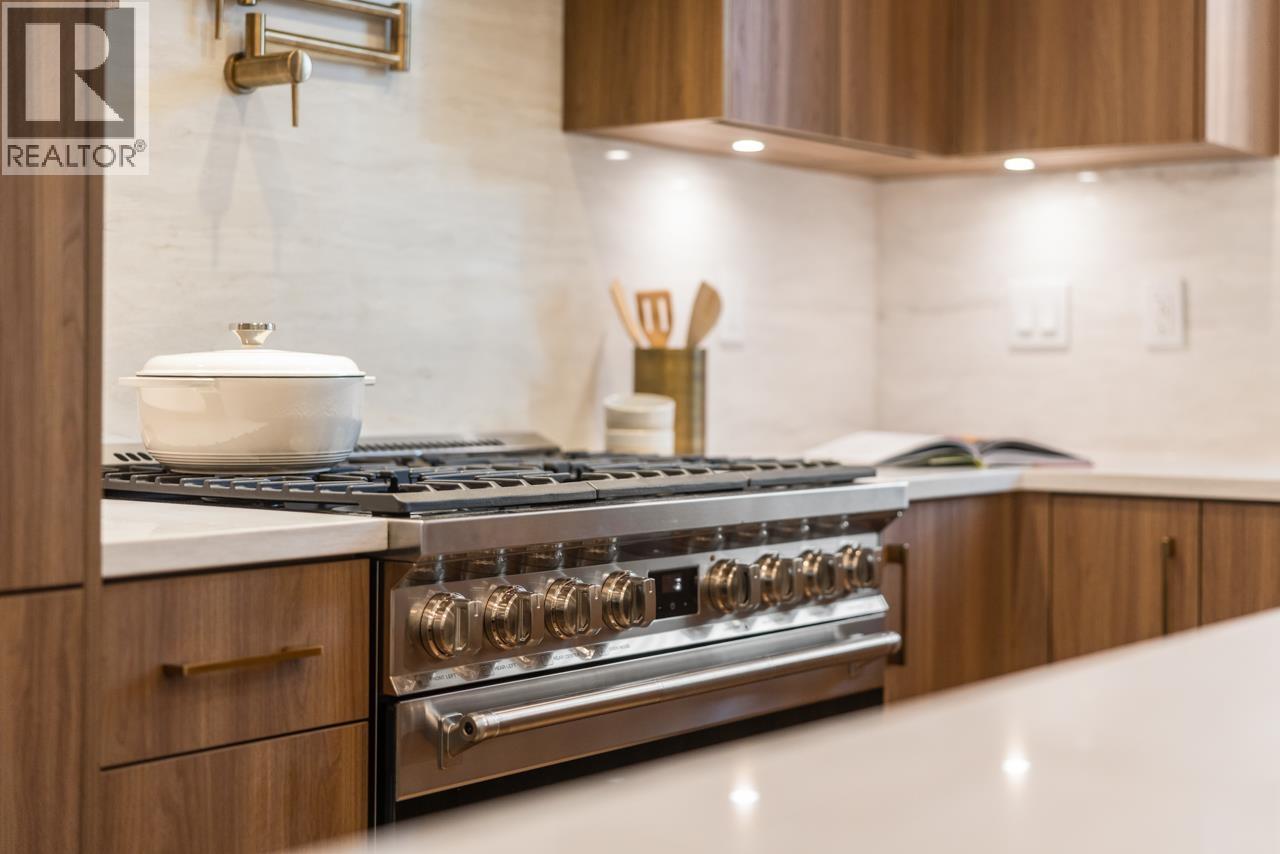 2049 E 4TH AVENUE, Vancouver