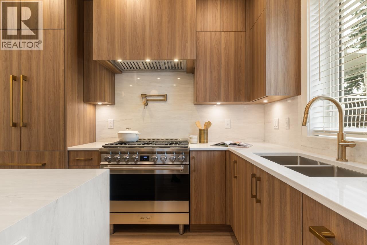 2049 E 4TH AVENUE, Vancouver