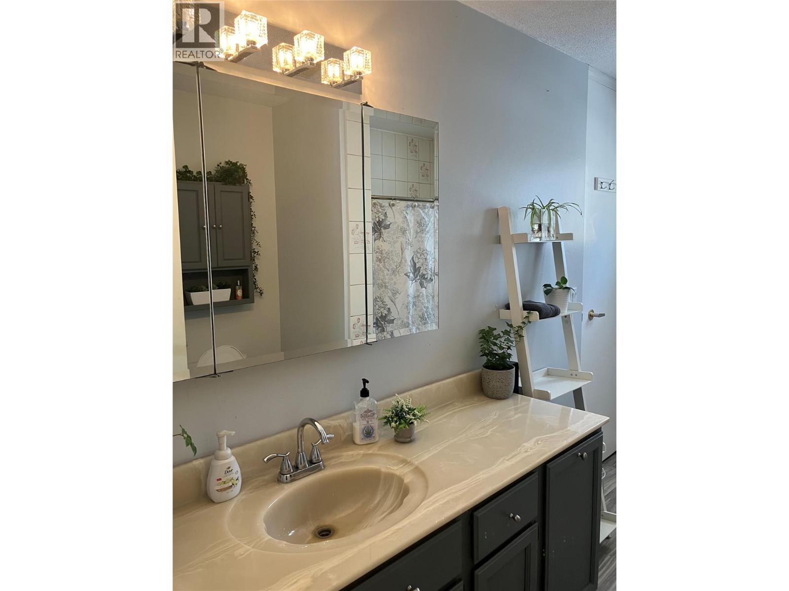 10 Beryl Drive, Logan Lake