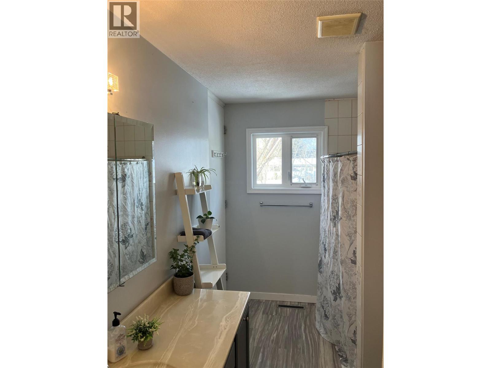 10 Beryl Drive, Logan Lake