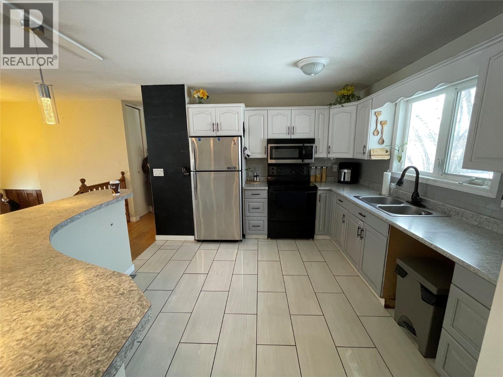 10 Beryl Drive, Logan Lake