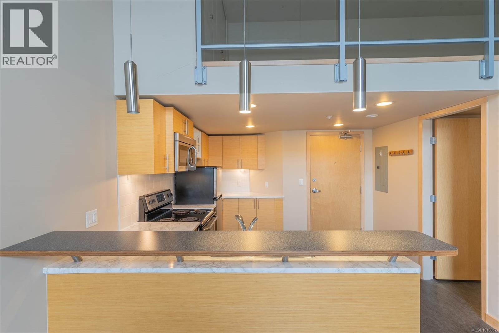 405 787 Tyee Road, Victoria