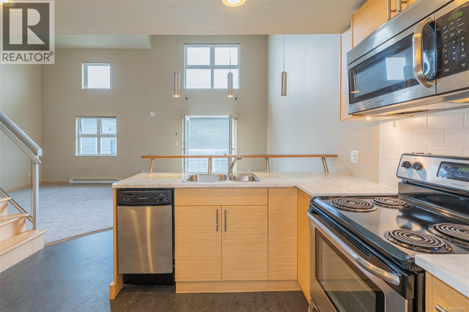 405 787 Tyee Road, Victoria