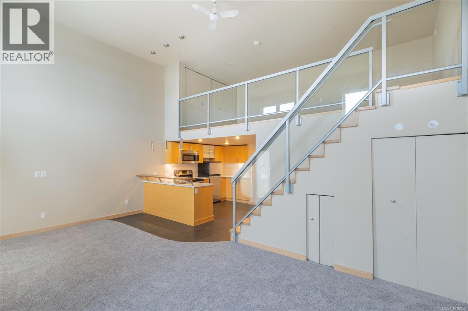 405 787 Tyee Road, Victoria