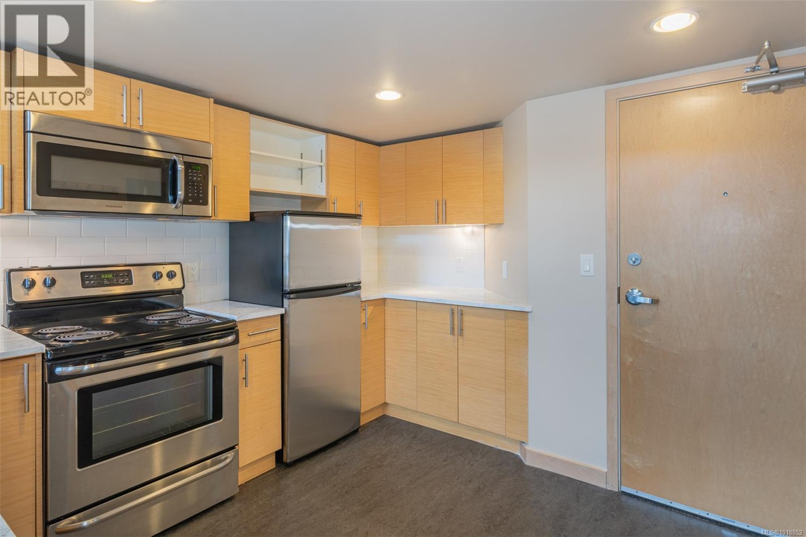 405 787 Tyee Road, Victoria