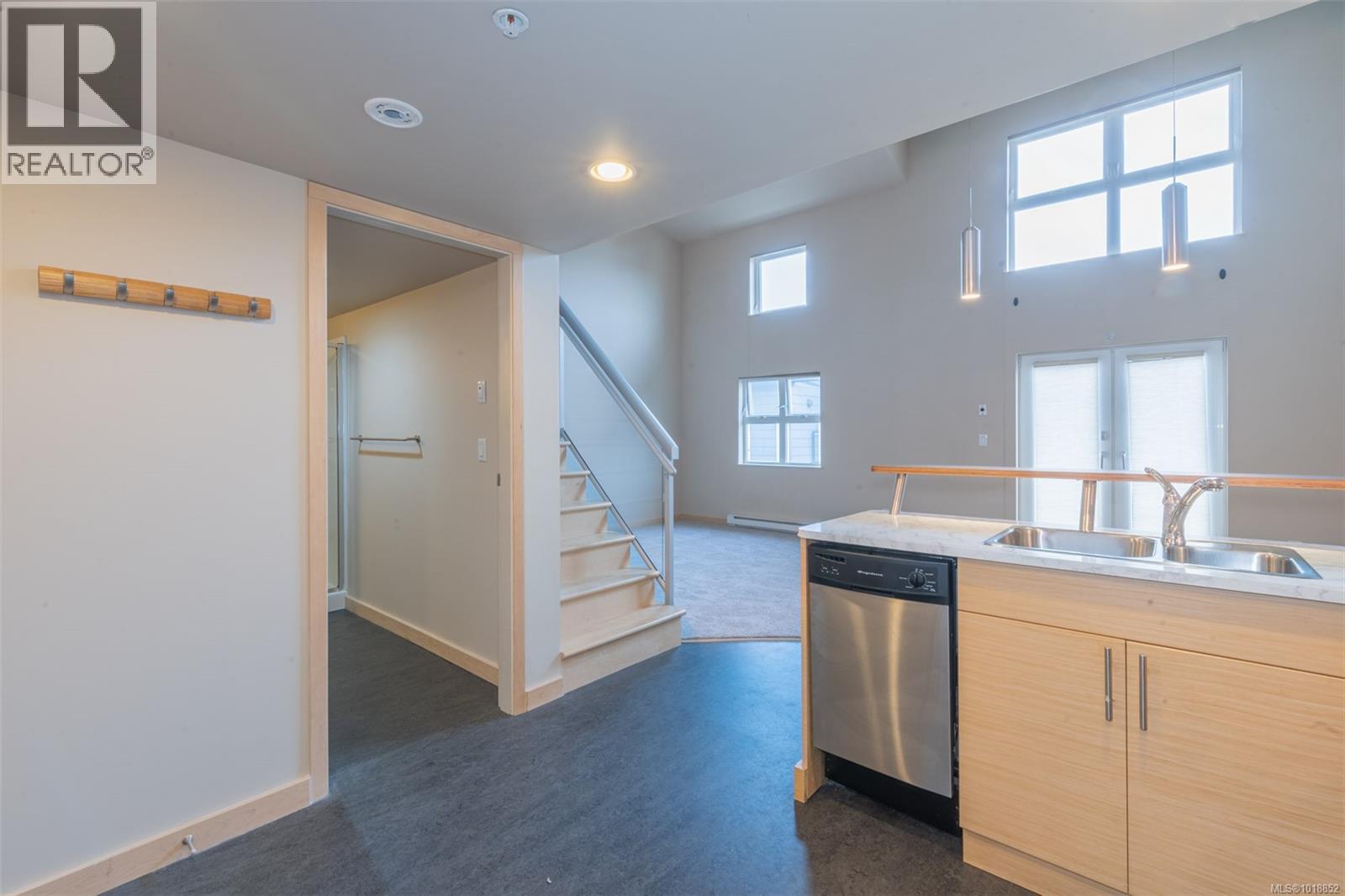 405 787 Tyee Road, Victoria