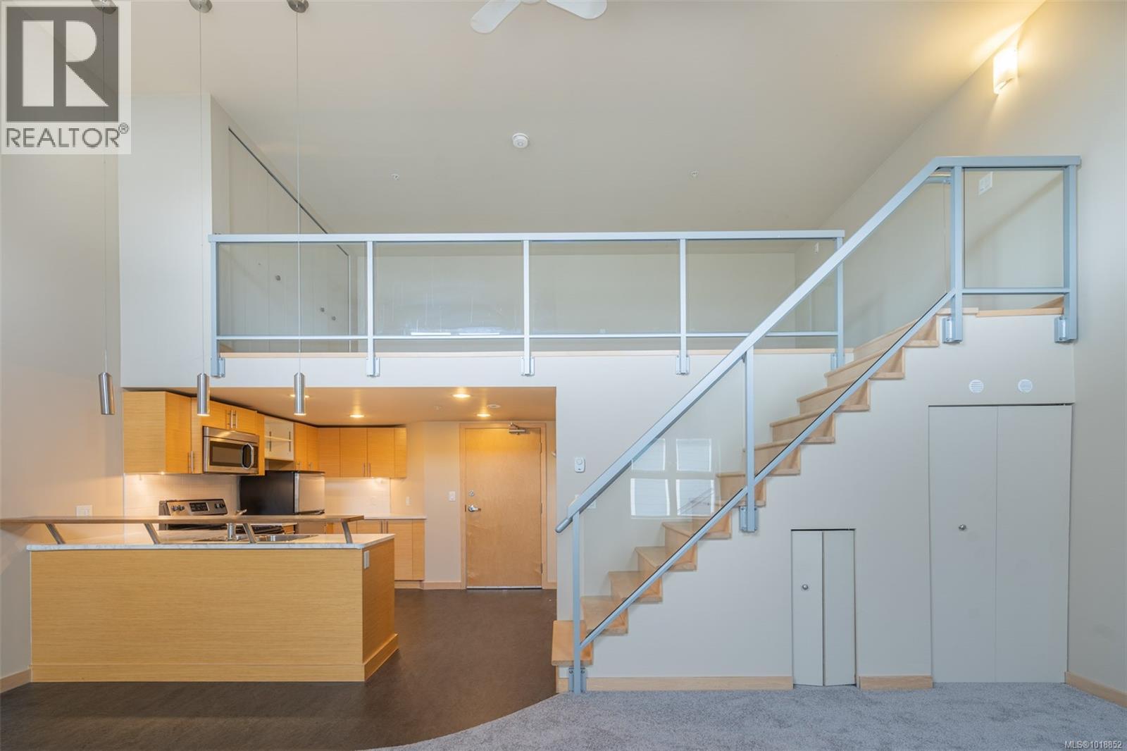 405 787 Tyee Road, Victoria