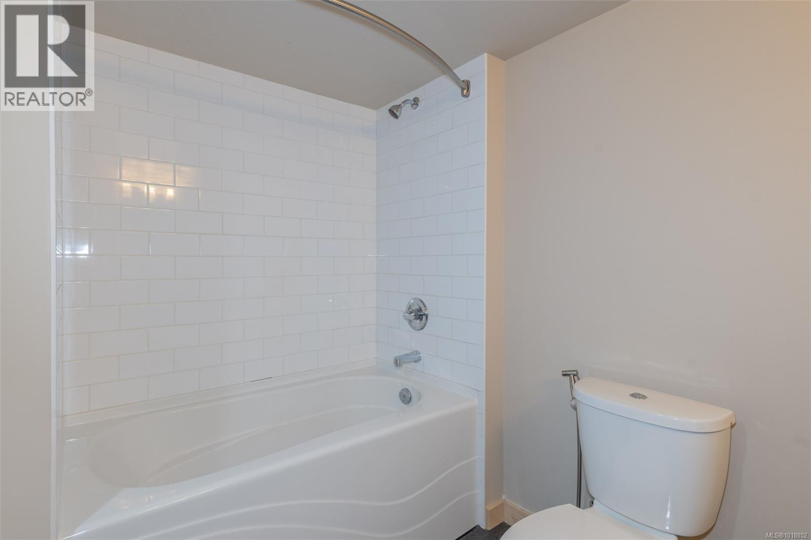 405 787 Tyee Road, Victoria