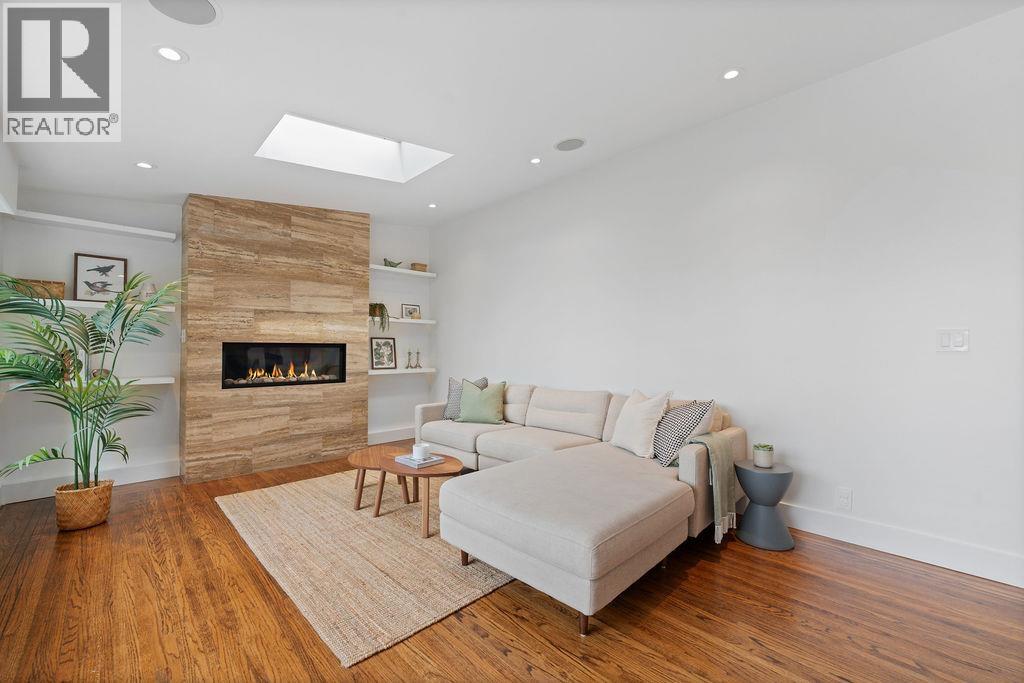 727 CRYSTAL COURT, North Vancouver