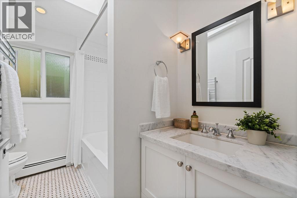 727 CRYSTAL COURT, North Vancouver