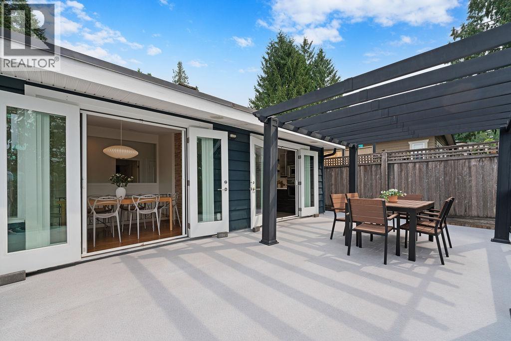 727 CRYSTAL COURT, North Vancouver