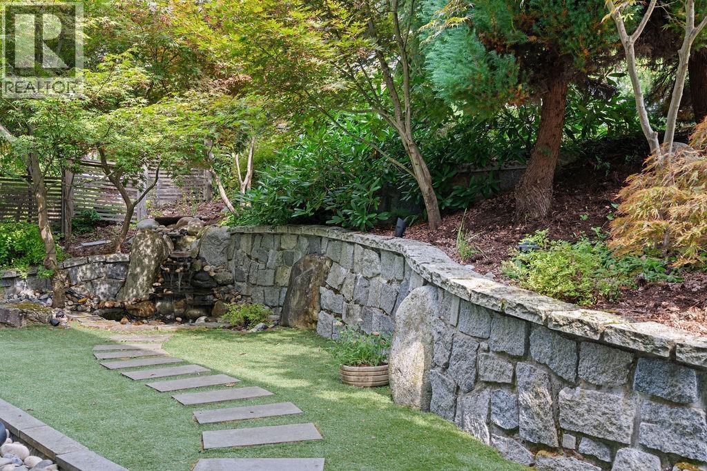 727 CRYSTAL COURT, North Vancouver