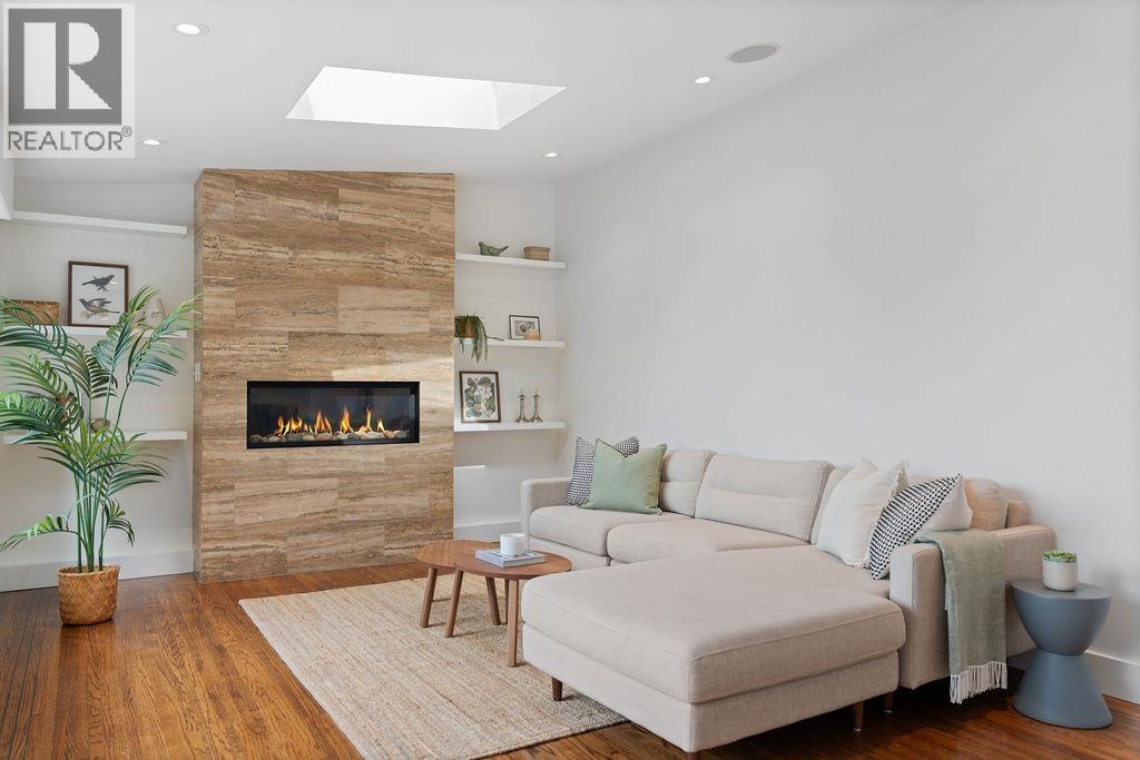 727 CRYSTAL COURT, North Vancouver