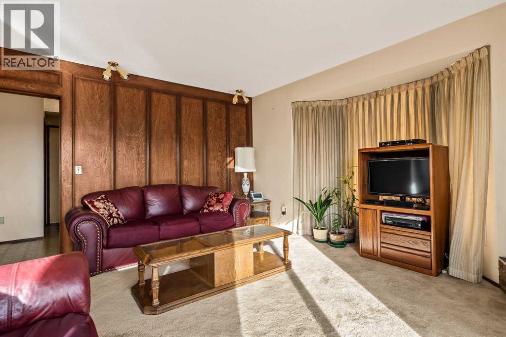 Single Family House for Sale in  Edgeland Bay NW Edgemont Calgary 