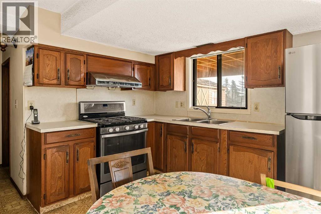 Single Family House for Sale in  Edgeland Bay NW Edgemont Calgary 