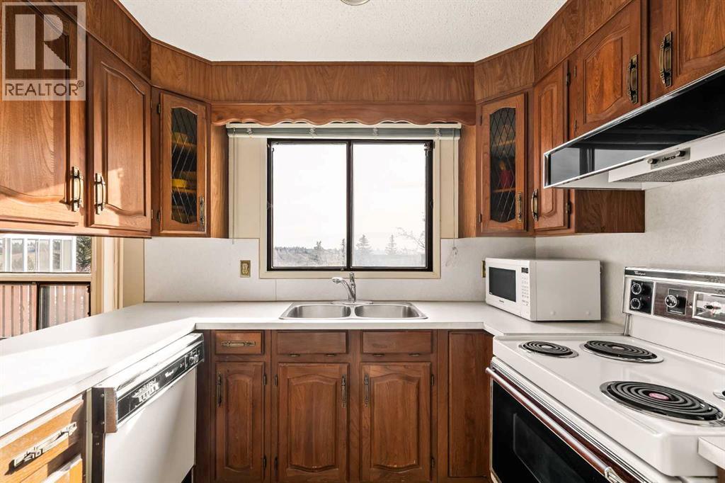 Single Family House for Sale in  Edgeland Bay NW Edgemont Calgary 