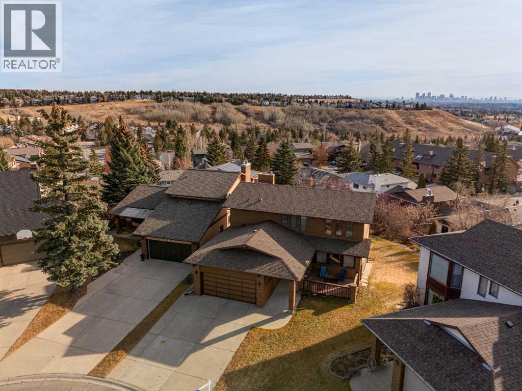 Single Family House for Sale in  Edgeland Bay NW Edgemont Calgary 