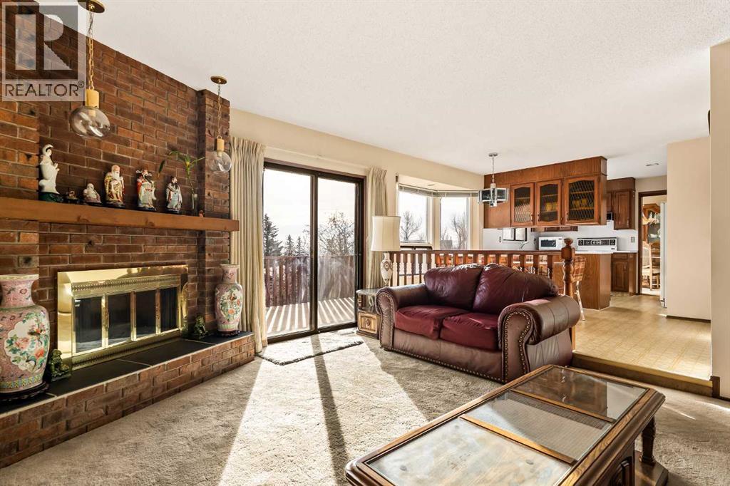 Single Family House for Sale in  Edgeland Bay NW Edgemont Calgary 