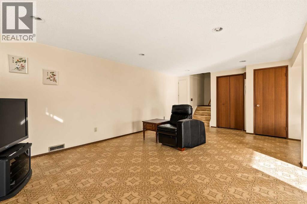 Single Family House for Sale in  Edgeland Bay NW Edgemont Calgary 