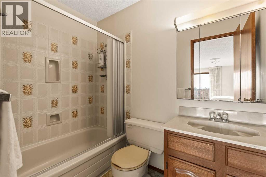 Single Family House for Sale in  Edgeland Bay NW Edgemont Calgary 