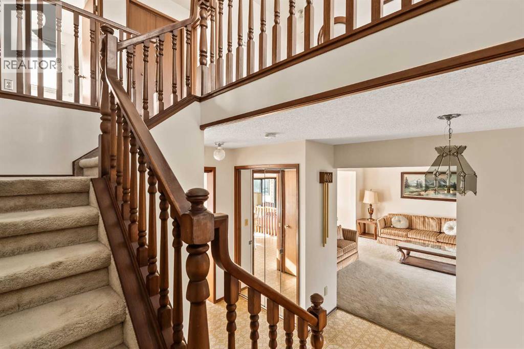 Single Family House for Sale in  Edgeland Bay NW Edgemont Calgary 