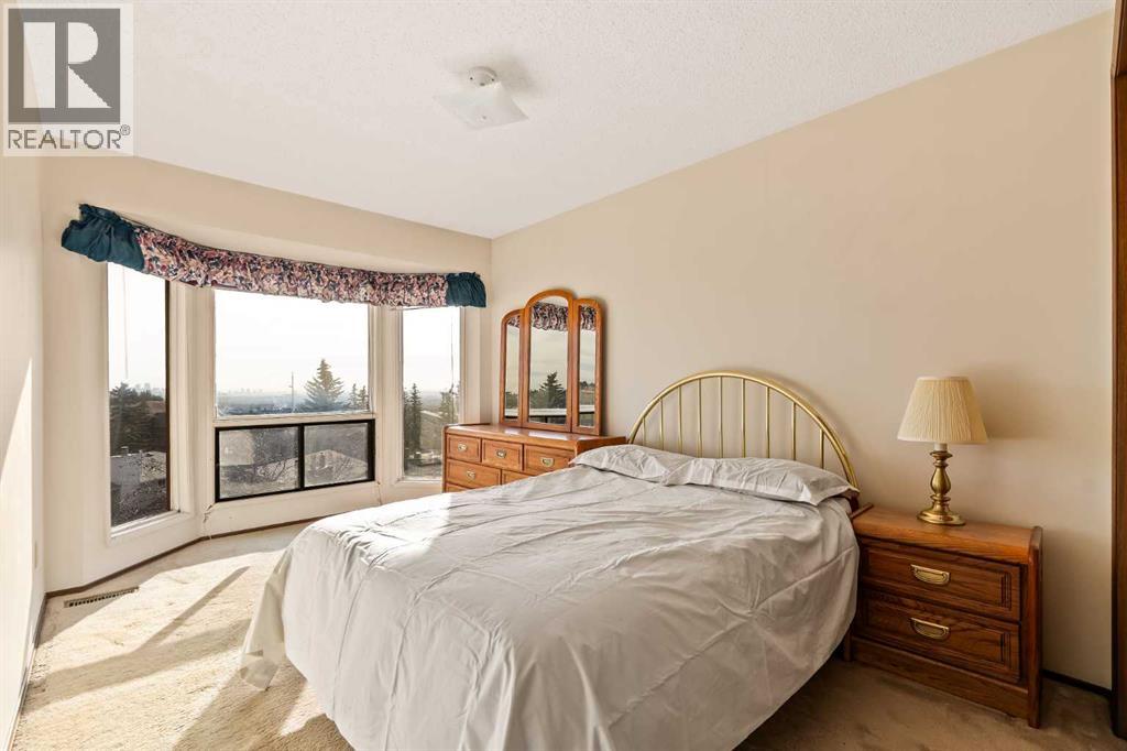 Single Family House for Sale in  Edgeland Bay NW Edgemont Calgary 