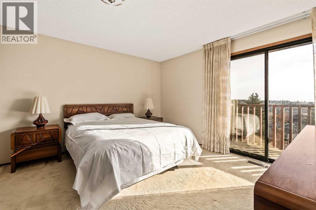 Single Family House for Sale in  Edgeland Bay NW Edgemont Calgary 